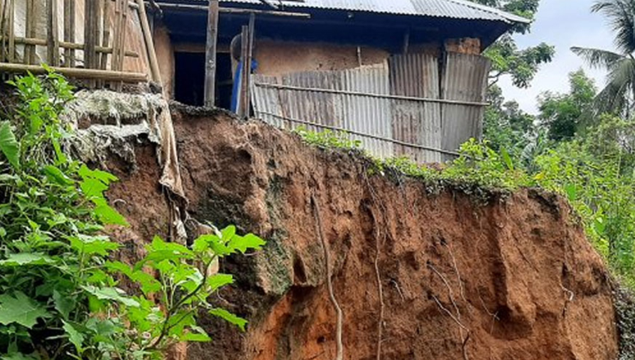 কক্সবাজারে ৩ জনের মৃত্যু পাহাড় ধসে একই পরিবারের